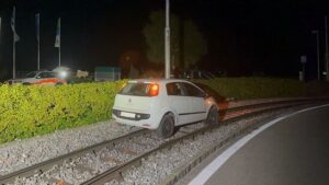 23-Jährige gerät mit Auto in Speicher auf Bahngleis