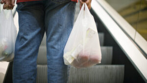 Kalifornien besiegelt Verbot von Supermarkt-Plastiksäcken