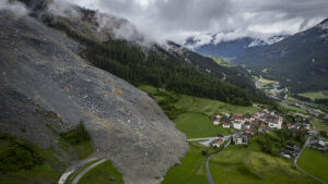 Forschende messen mit Glasfaserkabeln Felssturz von Brienz GR