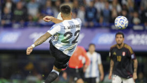 Lautaro Martinez gelingt ein Traumtor