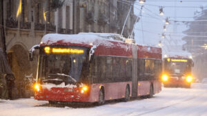 Der erste Schnee in diesem Herbst führt zu Problemen auf Strassen