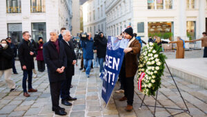 Demonstranten hindern FPÖ-Politiker an Pogrom-Gedenken