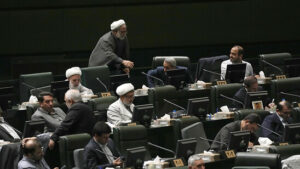 Iran: Umstrittenes Kopftuchgesetz vorerst auf Eis