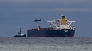 Schlepper halten havarierten Tanker vor Sassnitz in Position