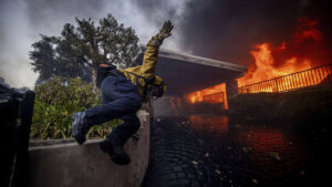 Feuerinferno bei Los Angeles schlägt Tausende in die Flucht