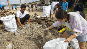 Hunderte Freiwillige sammeln tonnenweise Plastikmüll auf Bali