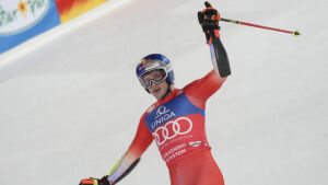 Marco Odermatt im letzten Riesenslalom vor der WM auf dem Podest