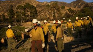 Feuerwehr in L.A. macht Fortschritte – Starkwinde flauen ab