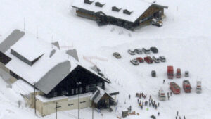 Snowboarder sitzen bei grosser Kälte auf Berg in Japan fest