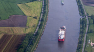 Frachter rammt in Nord-Ostsee-Kanal Schleusentor – Schleuse zu