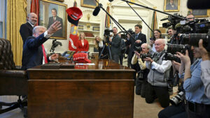 Weisses Haus reisst Reporter-Besetzung im Oval Office an sich